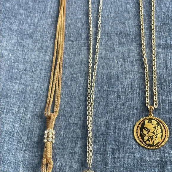 Floral Medallion Pendant Necklace - Women Jewelry - Picture 1 of 6